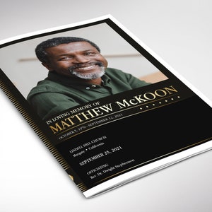 Peut inclure: Un livret de programme funéraire avec le portrait d'un homme souriant en chemise verte. La couverture présente un fond noir avec le texte doré IN LOVING MEMORY OF MATTHEW MCKOON, OCTOBER 5, 1970 - SEPTEMBER 12, 2021, et les détails du service.