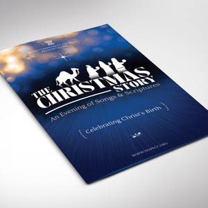 以下が含まれることがあります： 青と金のグラデーションの背景を持つパンフレット。「THE CHRISTMAS STORY」というタイトルが大きな白い文字で書かれ、副題は「An Evening of Songs & Scriptures」です。ラクダと人物のシルエットが見えます。