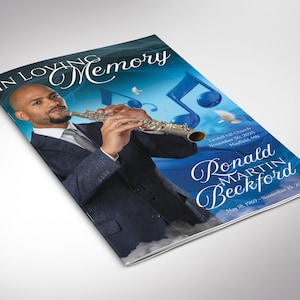 Pode incluir: Um programa memorial com um design azul e branco. A capa apresenta um homem tocando flauta, notas musicais e o texto "In Loving Memory". O nome "Ronald Martin Beckford" é exibido em destaque.