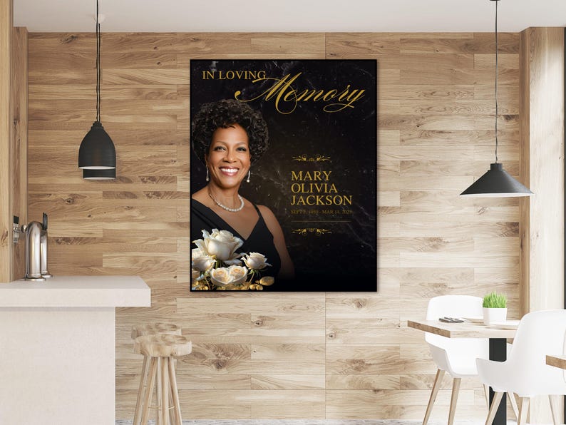 Puede incluir: Un cartel conmemorativo negro y dorado con una foto de una mujer con un vestido negro y flores blancas. El texto dice "En memoria cari&ntilde;osa Mary Olivia Jackson".