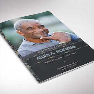 Pode incluir: Um programa de funeral preto e dourado com uma foto de um homem sorrindo. O texto diz "Em memória carinhosa Allen A. Adeviga 10 de janeiro de 1999 - 5 de junho de 2020 Igreja Comunitária Calvary Jamaica, Nova York."