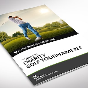 Può includere: Un opuscolo per il 2° Torneo di Golf di beneficenza annuale organizzato da Pearls Disaster Relief, Inc. Il opuscolo presenta un golfista su un campo da golf verde e il testo "2° Torneo di Golf di beneficenza annuale" con la data "1 settembre 2021" e l'ora "Partenza in shotgun alle 9:00 AM".