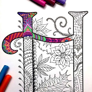 Puede incluir: Una ilustración en blanco y negro de la letra H con intrincados diseños florales y patrones. La letra está coloreada con colores brillantes, incluyendo rosa, morado, naranja, verde y azul.