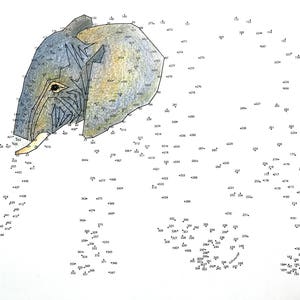 Può includere: Un'attività di unisci i puntini con un elefante di colore blu chiaro, grigio e giallo. L'elefante è delineato in nero e i numeri da 1 a 500 sono sparsi intorno all'immagine.