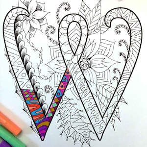 Puede incluir: Un dibujo en blanco y negro de una letra W estilizada con intrincados diseños florales. La letra está parcialmente coloreada con rosa, morado, azul, naranja y verde.