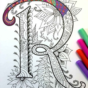以下が含まれることがあります： 複雑な花の模様が施されたアルファベットのRの白黒の塗り絵。文字は花、葉、渦巻きで囲まれています。