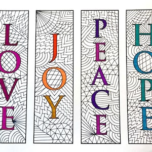 Peut inclure: Quatre panneaux à motifs noirs et blancs avec les mots LOVE, JOY, PEACE et HOPE écrits en lettres colorées. Les lettres sont soulignées en noir et remplies de différentes couleurs.