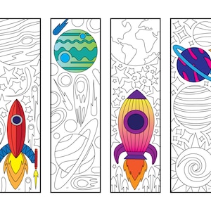 Puede incluir: Cuatro diseños de marcapáginas imprimibles con un cohete e ilustraciones de temática espacial. Los marcapáginas están delineados en negro y listos para ser coloreados.