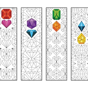 Könnte beinhalten: Vier druckbare Lesezeichen-Designs mit einem geometrischen Muster aus Diamanten und einem bunten Edelstein in der Mitte jedes Lesezeichens. Die Edelsteine sind rot, lila, grün und gelb.