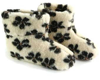 Woman's Ladies Natural Sheep Wool Boots Slippers in Flowers Pattern with Real Suede Leather Sole + Box & Gift Bag