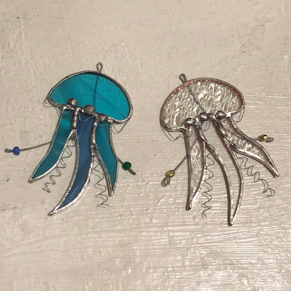 Vetrate di meduse, acchiappasole di mare Finestra personalizzata appesa Decorazione della casa sulla spiaggia Arte delle meduse blu Scuba dive regalo Arte fata della parete di meduse