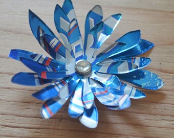 Imán de flor de lata de aluminio reciclada: regalo de arte reciclado