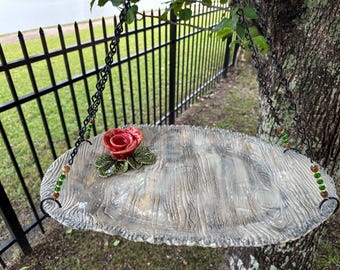 Ręcznie wykonany, wiszący karmnik dla ptaków z ceramiki z rzeźbioną czerwoną różą. Idealny na Dzień Matki!