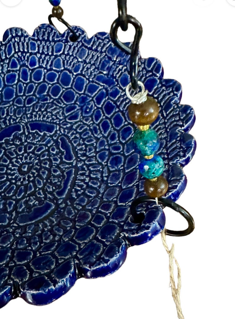 One-of-kind Hanging Pottery Bird Bath Bird-feeder / Feeder. 9 round Blue texture pattern and Natural Wood beads 画像 2