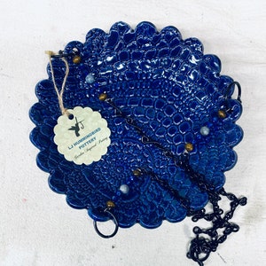 Mangeoire/mangeoire pour oiseaux en poterie suspendue unique en son genre, motif texturé bleu cobalt rond de 23 cm (9 po.) et perles
