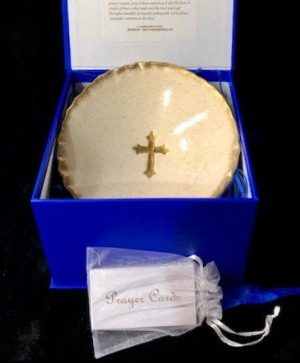 Cuenco de oración de cerámica hecho a mano con tarjetas de intención: Centro de cruz dorada
