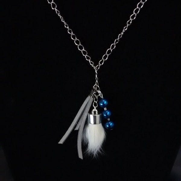 Collier perles, cuir et fourrure blanche | breloques | Argent, gris, bleu, blanc | Pendentif | Fait main | Idée cadeau originale | Pour elle