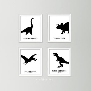 Op de afbeelding: Vier zwart-witte dinosaurussilhouetprints met de namen Brachiosaurus, Triceratops, Pterodactyl en Tyrannosaurus Rex.