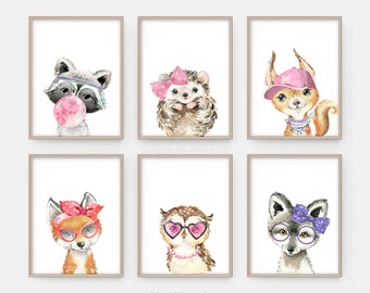 Puede incluir: Conjunto de seis ilustraciones de acuarela que representan a varios animales con accesorios. Los animales incluyen un mapache, un erizo, una ardilla, un zorro, un búho y un lobo. Cada animal se representa con una personalidad y un estilo únicos.
