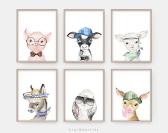 Puede incluir: Conjunto de seis ilustraciones de acuarela con diferentes animales que llevan accesorios. Los animales incluyen un cerdo con gafas y una corbata de lazo, un ternero con una gorra de béisbol azul, un cordero con una bandana verde, un burro con un sombrero, un conejo con gafas de sol y un ciervo con una gorra de béisbol verde y soplando una burbuja.