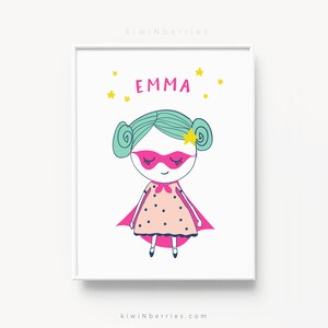 Hero Girl Name Print, Nombre personalizado imprimible, Decoración de la habitación de las niñas, Arte de pared motivacional, Ilustración alternativa, Nombre de la niña, Arte de la chica luchadora