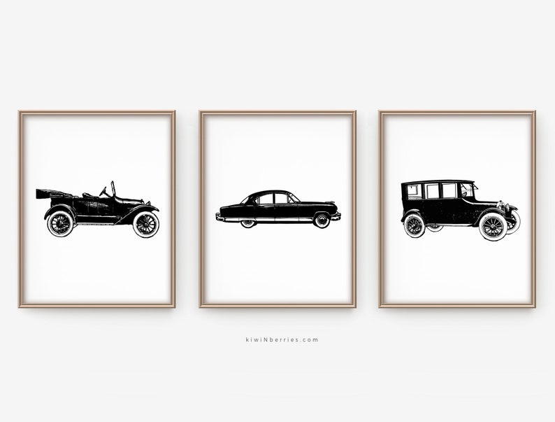 Peut inclure: Trois illustrations de voitures anciennes en noir et blanc dans des cadres. Les voitures sont une voiture de sport des ann&eacute;es 1920, une berline des ann&eacute;es 1940 et une voiture de tourisme des ann&eacute;es 1910.