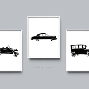 Peut inclure: Trois illustrations de silhouettes de voitures anciennes en noir et blanc. Les voitures sont un roadster classique, une berline et une voiture de tourisme &agrave; toit ferm&eacute;.