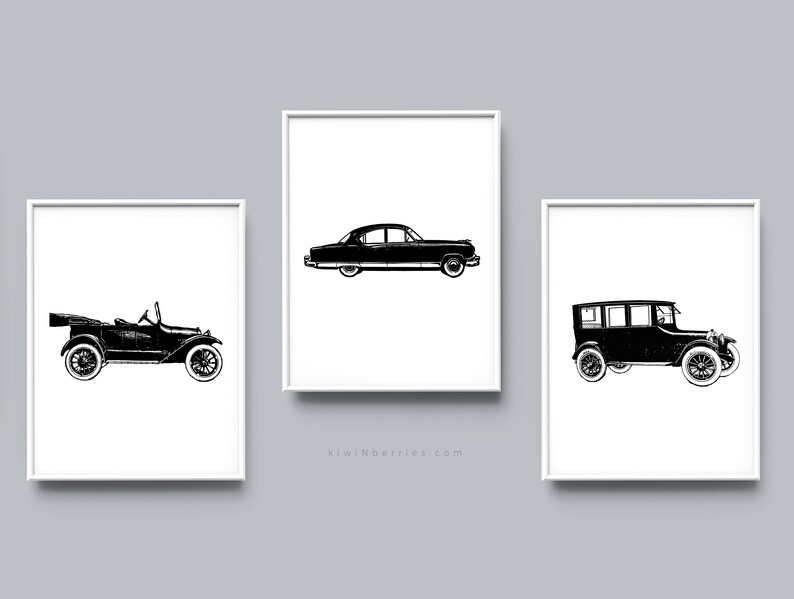 Peut inclure: Trois illustrations de silhouettes de voitures anciennes en noir et blanc. Les voitures sont un roadster classique, une berline et une voiture de tourisme &agrave; toit ferm&eacute;.