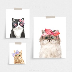 Puede incluir: Tres ilustraciones de acuarela de gatos con accesorios. El primer gato es blanco y negro con gafas de sol de coraz&oacute;n rosa y un lazo rosa. El segundo gato es blanco con una bandana rosa y gafas redondas. El tercer gato es naranja con un lazo morado.