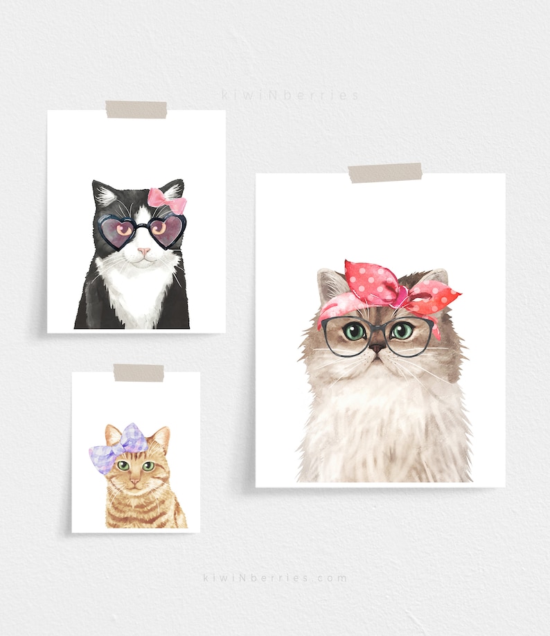 Puede incluir: Tres ilustraciones de acuarela de gatos con accesorios. El primer gato es blanco y negro con gafas de sol de coraz&oacute;n rosa y un lazo rosa. El segundo gato es blanco con una bandana rosa y gafas redondas. El tercer gato es naranja con un lazo morado.