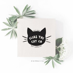 Puede incluir: Dise&ntilde;o de logotipo en blanco y negro para una empresa de suministros para mascotas llamada "Elias the Cat Co." con el texto "EST. 2020" y "Pet Supplies" debajo del logotipo. El logotipo presenta una cabeza de gato negro estilizada.