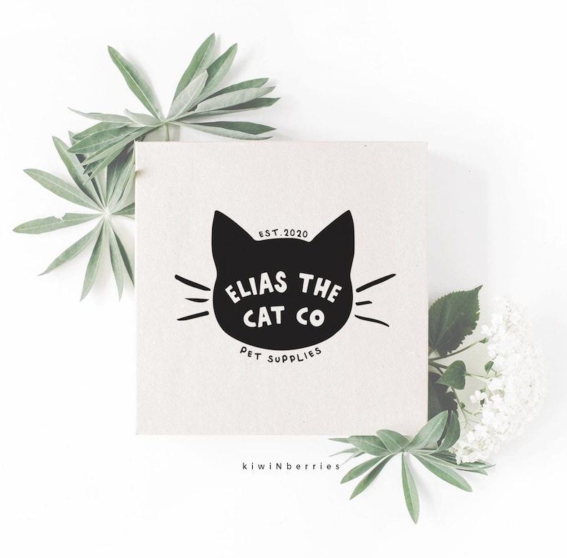 Puede incluir: Dise&ntilde;o de logotipo en blanco y negro para una empresa de suministros para mascotas llamada "Elias the Cat Co." con el texto "EST. 2020" y "Pet Supplies" debajo del logotipo. El logotipo presenta una cabeza de gato negro estilizada.