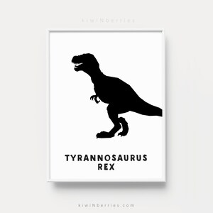 Op de afbeelding: Zwart-witte silhouet van een Tyrannosaurus Rex dinosaurus. De tekst "Tyrannosaurus Rex" staat onder de dinosaurus.