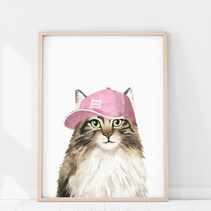 Puede incluir: Una pintura de acuarela de un gato con una gorra de b&eacute;isbol rosa con el n&uacute;mero "III" en ella. El gato tiene pelo marr&oacute;n y blanco y ojos verdes.