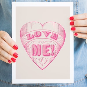 Rosa Love Me Art Digital, Decoración de dormitorio imprimible, Pink Preppy Boho, Heart Love Print, Teen girl Pink Poster, Love Me