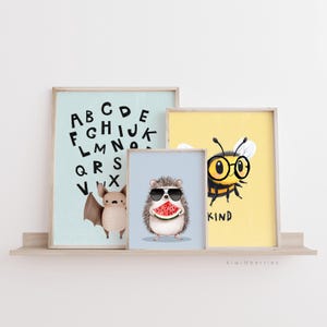 Juego de impresiones de pared para galería infantil, estética divertida y caprichosa, personajes de animales adorables, carteles inspirados en la naturaleza, azul amarillo, alfabeto genial