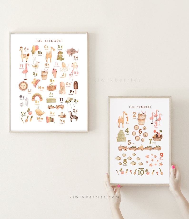 Peut inclure: Deux affiches imprimables pour l'&eacute;ducation des enfants. La premi&egrave;re affiche pr&eacute;sente l'alphabet avec des illustrations d'animaux et d'objets pour chaque lettre. La deuxi&egrave;me affiche pr&eacute;sente les nombres de 1 &agrave; 10 avec des illustrations d'animaux et d'objets pour chaque nombre. Les deux affiches ont un fond brun clair avec des accents roses et verts.