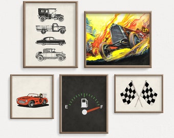 Könnte beinhalten: Eine Sammlung gerahmter Kunstdrucke mit Oldtimer-Motiven. Die Drucke zeigen Illustrationen klassischer Autos, eine Rennszene mit Flammen, einen roten Sportwagen, eine Tankanzeige und Zielflaggen. Die Rahmen sind in warmem Braun gehalten.