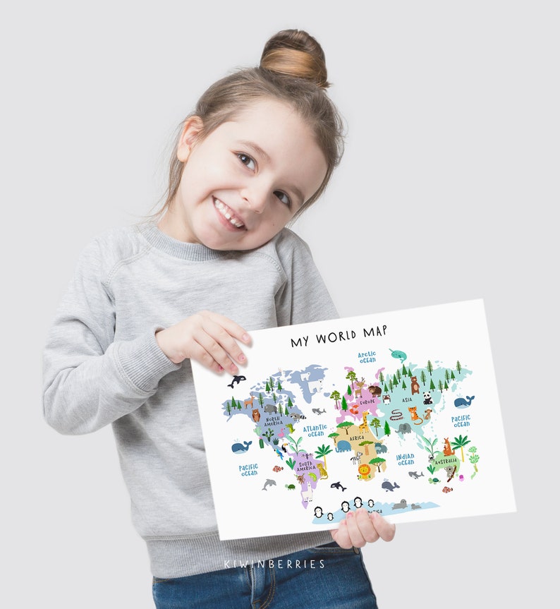 K&ouml;nnte beinhalten: Ein junges M&auml;dchen h&auml;lt eine bunte Weltkarte mit Tieren und Ozeanen, die beschriftet sind. Die Karte tr&auml;gt den Titel "My World Map".
