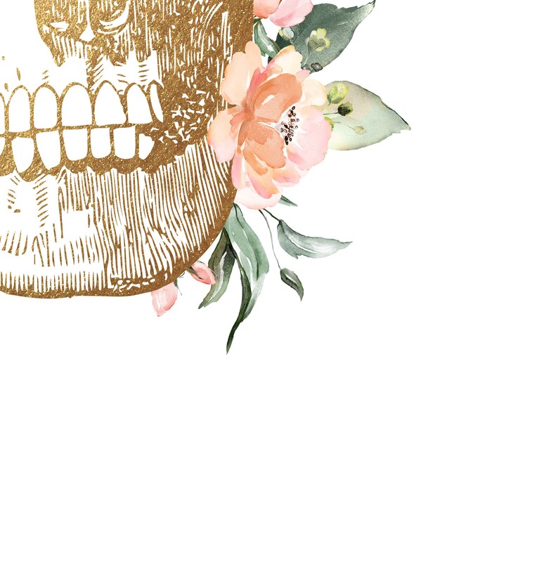 Puede incluir: Una calavera dorada con un dise&ntilde;o grabado detallado est&aacute; adornada con un grupo de delicadas flores de acuarela rosa y melocot&oacute;n y hojas verdes.
