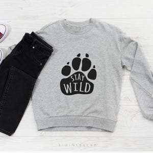 Stay Wild SVG, Huella de pata SVG, Huellas de animales SVG, Oso, Tigre, León, Archivos de corte para uso comercial, Cricut Silhouette, Diseño salvaje al aire libre, Niños
