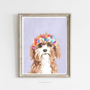 Peut inclure: Une peinture à l'aquarelle d'un chien brun et blanc portant un bandeau de pompons colorés. Le chien regarde directement le spectateur. L'arrière-plan est de couleur violet clair.