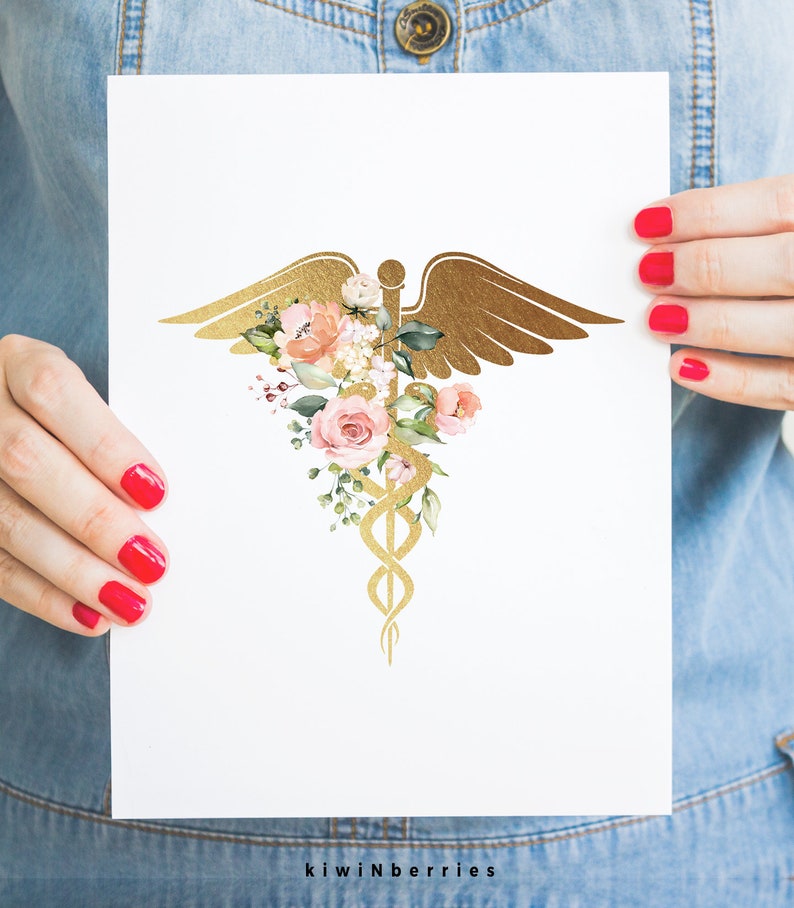Puede incluir: Un s&iacute;mbolo de caduceo m&eacute;dico dorado con acentos florales rosas y blancos. El caduceo es un s&iacute;mbolo de la medicina y la atenci&oacute;n m&eacute;dica.