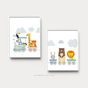 Puede incluir: Dos impresiones de arte de pared imprimibles con ilustraciones de animales lindos. La primera impresi&oacute;n muestra un tren azul con una cebra, una jirafa, un tuc&aacute;n y un tigre montando en &eacute;l. La segunda impresi&oacute;n muestra un conejito, un oso y un le&oacute;n montando en un tren azul.