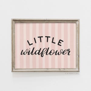 Kleine wilde bloemenprint, kunst meisjeskamer, roze gestreepte achtergrond, handgeschreven, afdrukbare poster, kunst aan de muur meisjeskamer