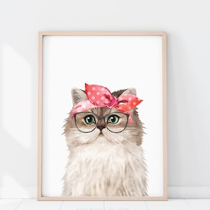 Puede incluir: Una pintura de acuarela de un gato con un pa&ntilde;uelo de lunares rosa y blanco y gafas redondas. El gato tiene un pelaje marr&oacute;n claro y blanco y ojos verdes.
