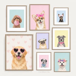 Pode incluir: Uma coleção de retratos de cães emoldurados. Os cães são retratados em vários estilos, usando acessórios como óculos de sol, laços e coroas de flores. A paleta de cores inclui fundos rosa, azul e amarelo, com a assinatura do artista na parte inferior.