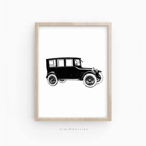 Peut inclure: Illustration en noir et blanc d'une voiture ancienne. La voiture a une carrosserie arrondie et de grandes roues.