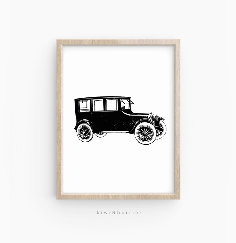 Peut inclure: Illustration en noir et blanc d'une voiture ancienne. La voiture a une carrosserie arrondie et de grandes roues.