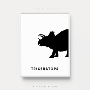 Op de afbeelding: Zwart-witte silhouet van een Triceratops-dinosaurus. De dinosaurus kijkt naar links en de tekst "TRICERATOPS" staat onder de afbeelding.